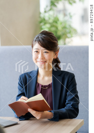 はたらく女性 はたらく女性 89729418