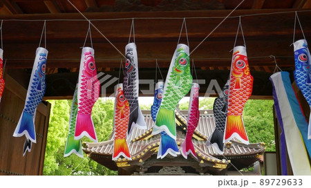 神社の境内で元気よく泳ぐ鯉のぼり 89729633