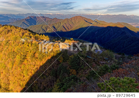 早朝の三ツ峠から見る御坂の山並みと南アルプス 89729645