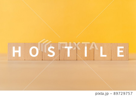 敵意・敵のイメージ｜「HOSTILE」と書かれた積み木 89729757