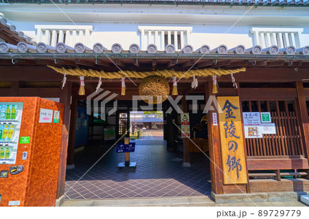 香川県琴平町のこんぴら表参道から杉玉や日本酒醸造所を見る 89729779
