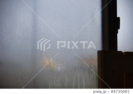 梅雨時の結露 89730065