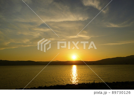 春の夕日が沈む諏訪湖 春の夕日が沈む諏訪湖 89730126