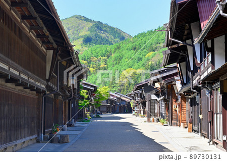朝の陽ざしを浴びた中山道・木曽路・奈良井宿 朝の陽ざしを浴びた中山道・木曽路・奈良井宿 89730131