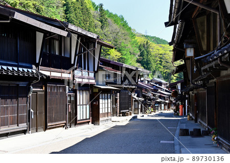 朝の陽ざしを浴びた中山道・木曽路・奈良井宿 89730136