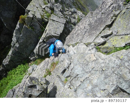 剱岳の登山道 岩を登る登山者 剱岳の登山道 岩を登る登山者 89730137