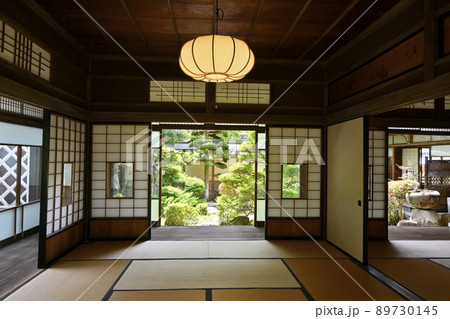 江戸時代の商家の居間から眺める庭 江戸時代の商家の居間から眺める庭 89730145