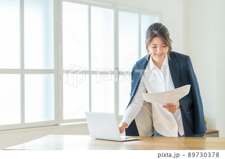 女性　ビジネス 89730378