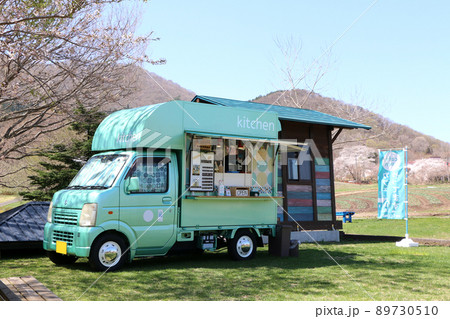 桜の下で営業する移動販売車 桜の下で営業する移動販売車 89730510