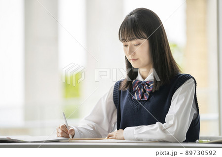 勉強する女子学生　イメージ  89730592