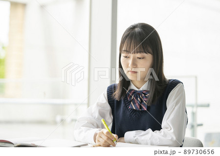 勉強する女子学生　イメージ  89730656