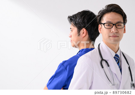 男性医療イメージ　白衣　聴診器 89730682