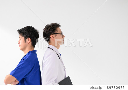 男性医療チーム 白衣 聴診器 男性医療チーム 白衣 聴診器 89730975