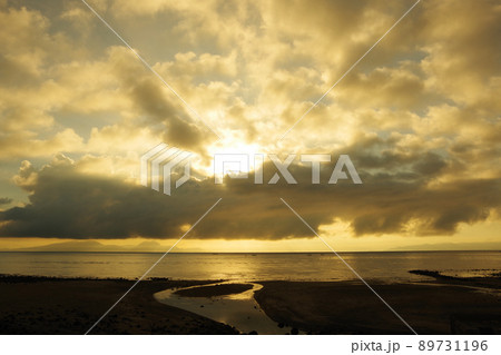 有明海と雲の中で輝く太陽 有明海と雲の中で輝く太陽 89731196