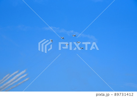 T-4ブルーインパルス アクロバット飛行 ボントンロール T-4ブルーインパルス アクロバット飛行 ボントンロール 89731412
