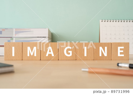 想像のイメージ|「IMAGINE」と書かれた積み木が置かれたデスク 想像のイメージ|「IMAGINE」と書かれた積み木が置かれたデスク 89731996