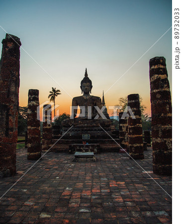 Sunset at Wat Mahathat buddha and temple in Sukhothai Historical Park Sunset at Wat Mahathat buddha and temple in Sukhothai Historical Park 89732033
