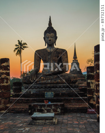 Sunset at Wat Mahathat buddha and temple in Sukhothai Historical Park Sunset at Wat Mahathat buddha and temple in Sukhothai Historical Park 89732151