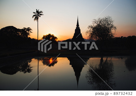 Sunset at Wat Mahathat buddha and temple in Sukhothai Historical Park Sunset at Wat Mahathat buddha and temple in Sukhothai Historical Park 89732432