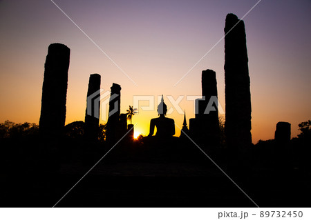 Sunset at Wat Mahathat buddha and temple in Sukhothai Historical Park Sunset at Wat Mahathat buddha and temple in Sukhothai Historical Park 89732450