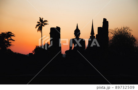 Sunset at Wat Mahathat buddha and temple in Sukhothai Historical Park 89732509