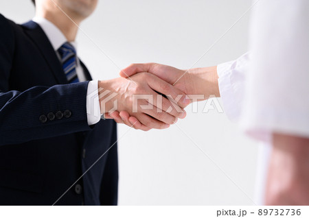 握手をするビジネスマン 医療イメージ 顔なし 握手をするビジネスマン 医療イメージ 顔なし 89732736