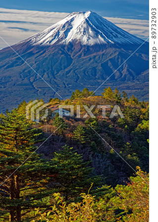 三ツ峠・御巣鷹山から紅葉と富士山 89732903