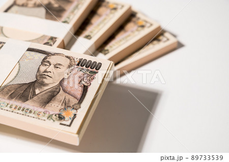 札束　一万円札　白背景 89733539