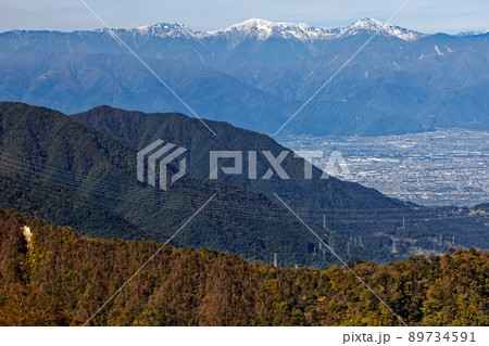 御坂山地・本社ヶ丸から見る冠雪した白峰三山 御坂山地・本社ヶ丸から見る冠雪した白峰三山 89734591