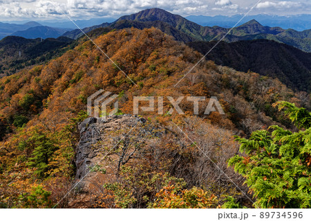 本社ヶ丸から見る紅葉の御坂の山並み 89734596