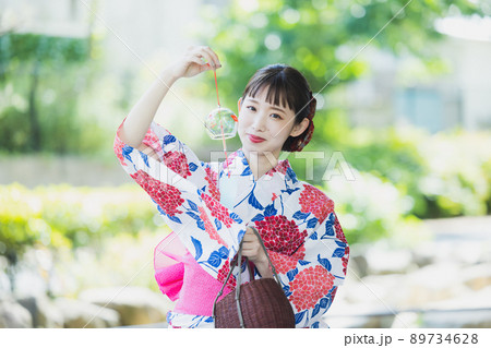 浴衣の女性　風鈴 89734628