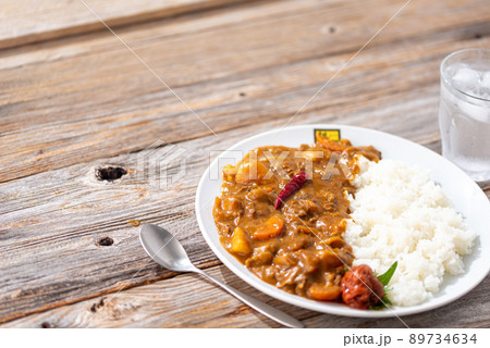 ピリっと辛い手作り カレー ( カレーライス )梅干しもカレーに合うよ ピリっと辛い手作り カレー ( カレーライス )梅干しもカレーに合うよ 89734634