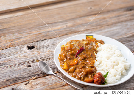 ピリっと辛い手作り カレー ( カレーライス )梅干しもカレーに合うよ ピリっと辛い手作り カレー ( カレーライス )梅干しもカレーに合うよ 89734636