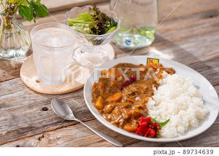 ピリっと辛い手作り カレー （ カレーライス ）梅干しもカレーに合うよ 89734639