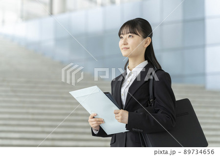 スーツを着た若い女性　就活生イメージ 89734656