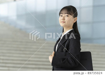 スーツを着た若い女性　就活生・フレッシャーズイメージ 89735024