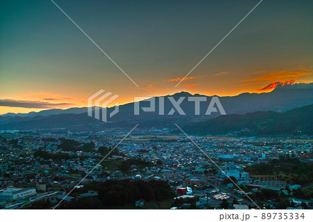 夜明けの風景（山形県上山市） 89735334