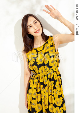 日差しを避ける女性 89736346