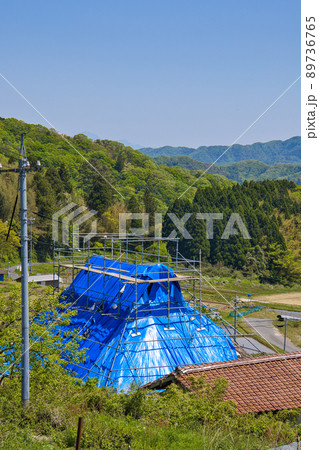 茅葺き屋根の修理 89736765