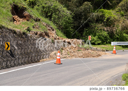土砂崩れの道路　片側通行 89736766