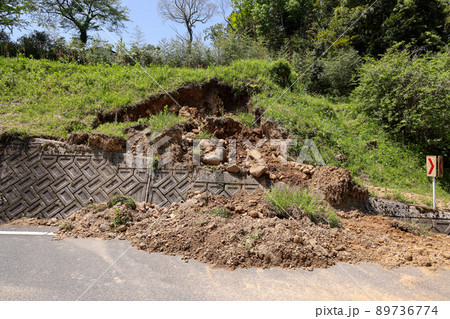 土砂崩れの道路　片側通行 89736774
