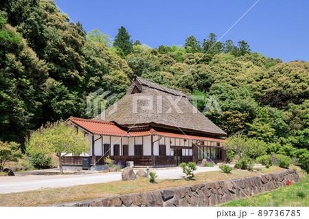 〈島根県〉八雲かやぶき交流館と里山の風景 〈島根県〉八雲かやぶき交流館と里山の風景 89736785