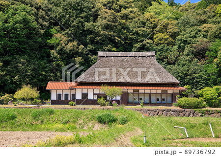 〈島根県〉八雲かやぶき交流館と里山の風景 89736792