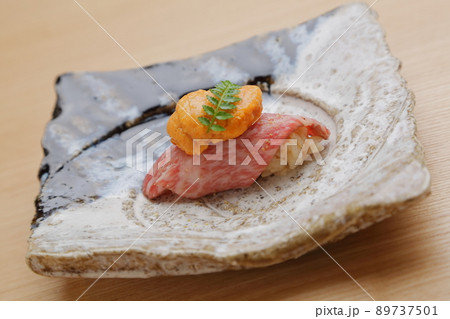 和牛とウニの寿司 和牛とウニの寿司 89737501