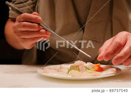 料理を盛り付ける料理人 89737540