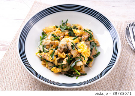 豚バラ肉のニラ玉炒め 89738071