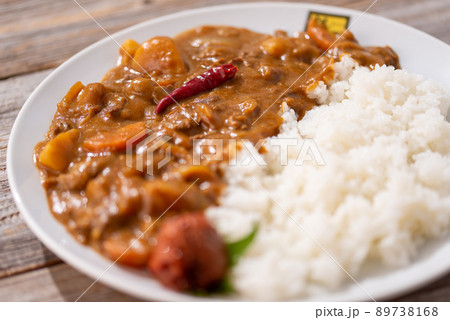 ピリっと辛い手作り カレー （ カレーライス ）梅干しもカレーに合うよ 89738168