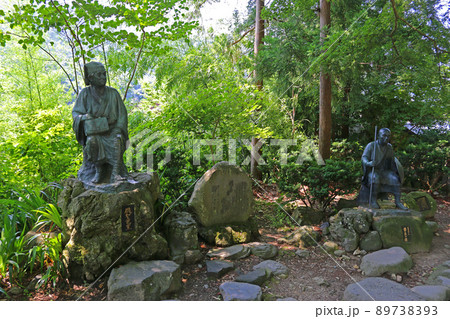山寺の松尾芭蕉像と河合曾良像 89738393
