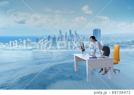 雄大な自然の中のビジネスシーンの中で、机に手をつき、未来を見つめているビジネスウーマン 雄大な自然の中のビジネスシーンの中で、机に手をつき、未来を見つめているビジネスウーマン 89738472