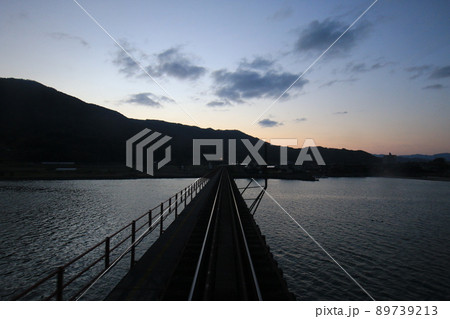 夕暮れの由良川橋梁 89739213